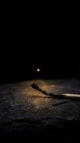 уголёк сгоревшей спички уплывает вверх